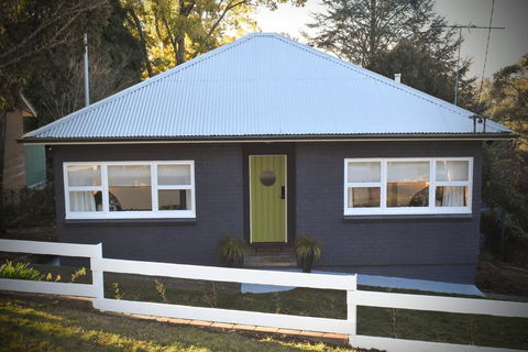 NEW Winston Cottage Leura Views & Location - St Kilda Accommodation 0
