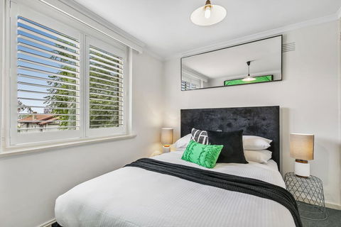 Oversized Apartment Close To City, Parks, MCG - St Kilda Accommodation 2
