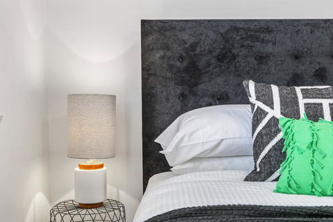 Oversized Apartment Close To City, Parks, MCG - St Kilda Accommodation 3