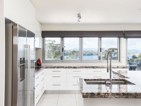 Paradise Point - Tamar Valley 14 Persons Residence With Pool - St Kilda Accommodation 3