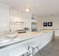 Penguin 4 Bedroom House by Shoalwater Executive Homes - St Kilda Accommodation