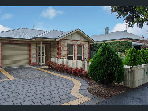 Perfect Location Central Modern Cottage - Free WiFi - St Kilda Accommodation 0