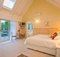 PLUM TREE STUDIO - couples lakeside spa retreat - St Kilda Accommodation