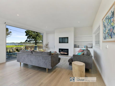 Pukeko Beach House, Rhyll - St Kilda Accommodation 3