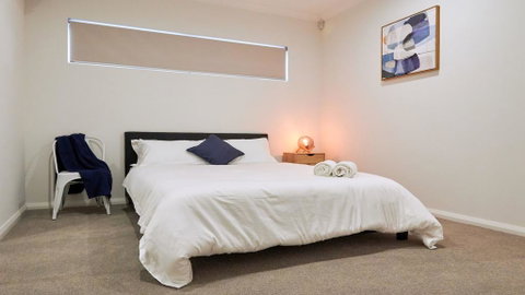 Quiet Large Balcony Living - St Kilda Accommodation 2