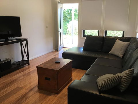 Rail Trail Cottage - St Kilda Accommodation 1