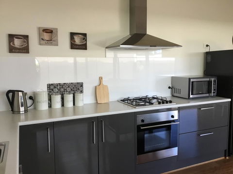 Rail Trail Cottage - St Kilda Accommodation 3