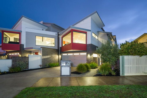 Sea View: Luxury Beachfront - St Kilda Accommodation 0