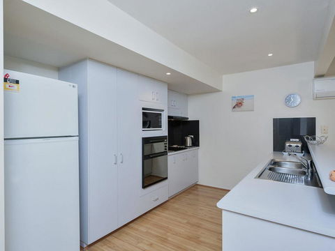 Sea Whispers @ Fingal Bay - St Kilda Accommodation 1