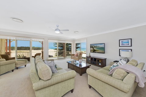 SEASCAPE - An Enticing Lakeside Escape - St Kilda Accommodation 1