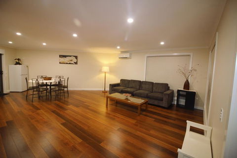 Silver House - Melbourne Airport Accommodation - St Kilda Accommodation 3