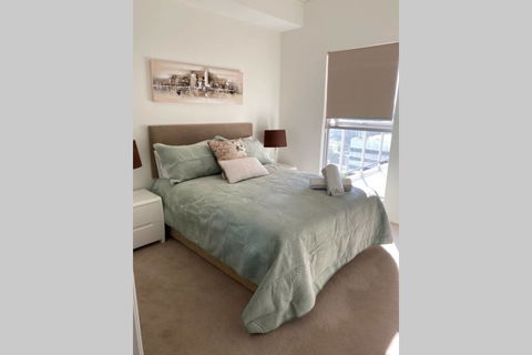 SKY GARDEN SUNSET RIVER VIEW NETFLIX WINE PARKING - St Kilda Accommodation 2