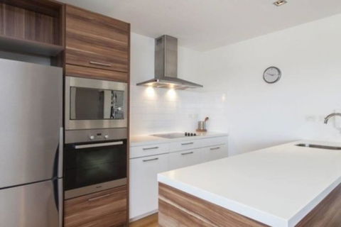 SKY GARDEN SUNSET RIVER VIEW NETFLIX WINE PARKING - St Kilda Accommodation 3