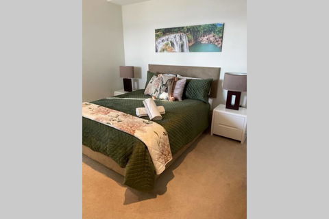 SKY GARDEN SUNSET RIVER VIEW NETFLIX WINE PARKING - St Kilda Accommodation 1