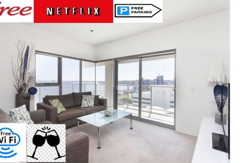 SKY GARDEN SUNSET RIVER VIEW NETFLIX WINE PARKING - St Kilda Accommodation 0