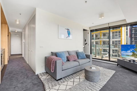 Spacious And Sunny Modern Apartment With City View - St Kilda Accommodation 2