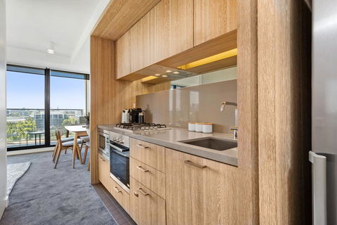 Spacious And Sunny Modern Apartment With City View - St Kilda Accommodation 3