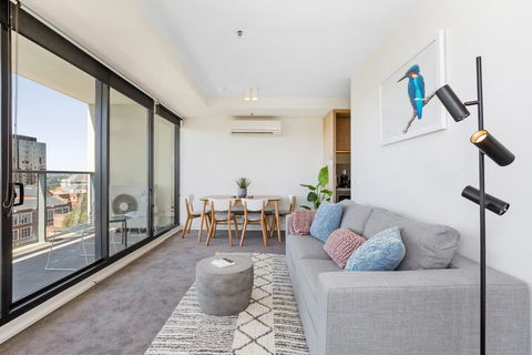 Spacious And Sunny Modern Apartment With City View - St Kilda Accommodation 1
