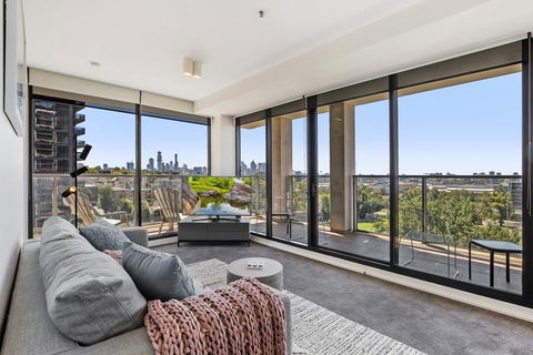 Spacious And Sunny Modern Apartment With City View - St Kilda Accommodation 0