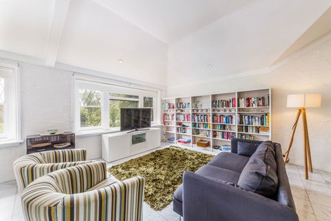 Spoilt For Choice 2-bed/2-bath + Free Parking - St Kilda Accommodation 0