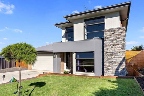 STELLAVISTA - 4 Bedrooms, Free Wifi, Views - St Kilda Accommodation 3