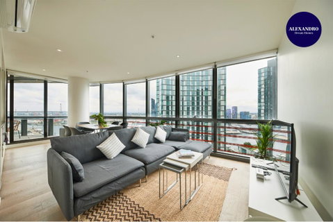 STUNNING 2 BED 2 BATH STYLISH UNIT // FREE PARKING - St Kilda Accommodation 2