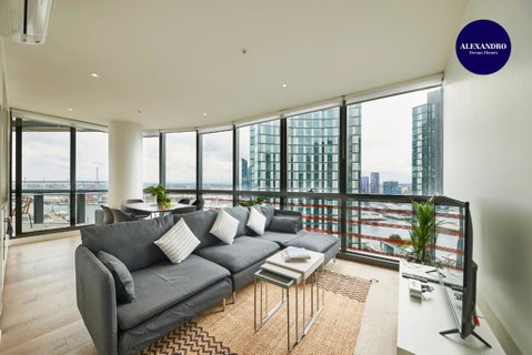 STUNNING 2 BED 2 BATH STYLISH UNIT // FREE PARKING - St Kilda Accommodation 0