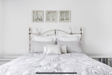 Stunning Burleigh Beach Apartment - St Kilda Accommodation 2