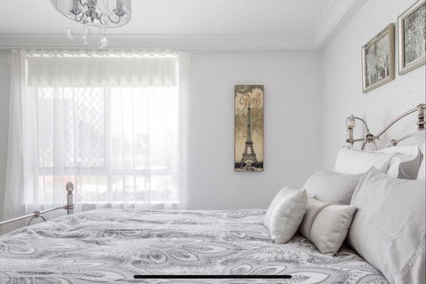 Stunning Burleigh Beach Apartment - St Kilda Accommodation 3