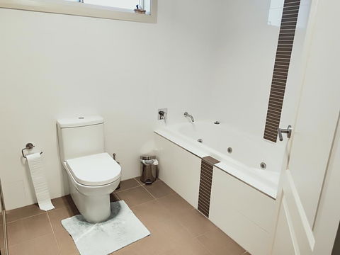 Stylish Private Bathroom-Luxurious Modern Big Home - St Kilda Accommodation 2