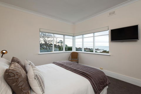 Sunrise At Penguin - St Kilda Accommodation 3