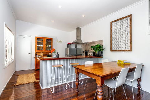 SUNSET BEACH SHACK On SURF - St Kilda Accommodation 2
