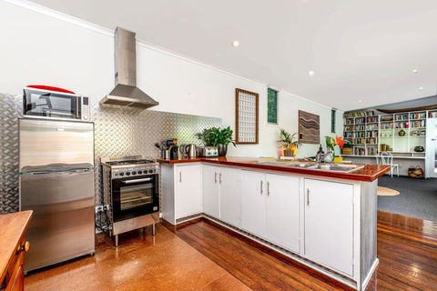 SUNSET BEACH SHACK On SURF - St Kilda Accommodation 3