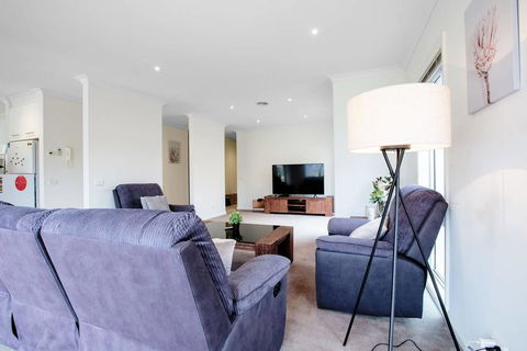 Superb Luxe 5BR House@Point Cook Near Lake - St Kilda Accommodation 3