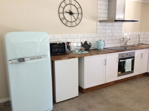 TAKURA HEIGHTS Modern Country Apartment With Pool Access - St Kilda Accommodation 3