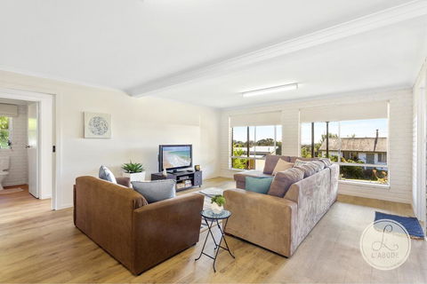TASSIE SEASIDE SERENITY - L'Abode Accommodation - St Kilda Accommodation 1