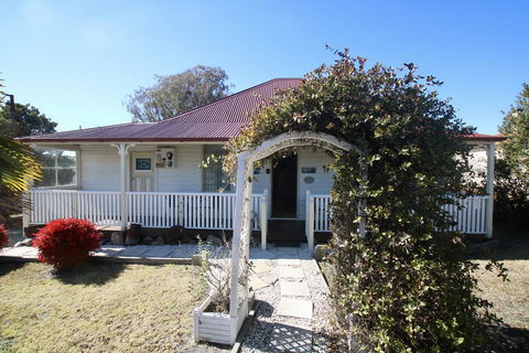 Tenterfield Historic C1895 Cottage - St Kilda Accommodation 1
