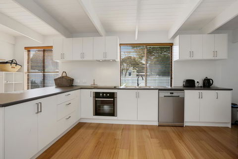 THE ASHMAN HOUSE - Modern And Close To Town - St Kilda Accommodation 2