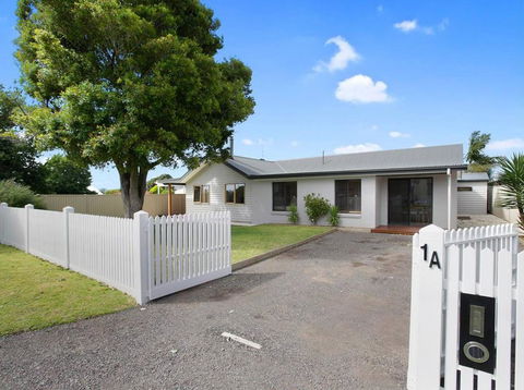 THE ASHMAN HOUSE - Modern And Close To Town - St Kilda Accommodation 0