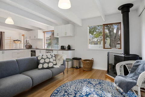 THE ASHMAN HOUSE - Modern And Close To Town - St Kilda Accommodation 1