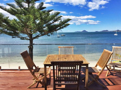 The Beach House' 169 Soldiers Point Road - Right On The Waterfront - St Kilda Accommodation 0