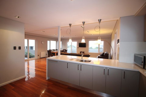 Sunny 3 Bedroom Apartment In Sandy Bay - St Kilda Accommodation 11