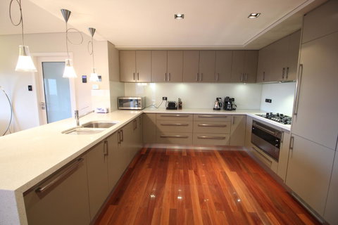 Sunny 3 Bedroom Apartment In Sandy Bay - St Kilda Accommodation 3