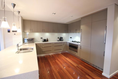 Sunny 3 Bedroom Apartment In Sandy Bay - St Kilda Accommodation 10