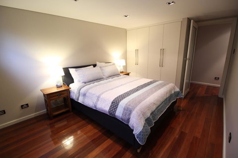 Sunny 3 Bedroom Apartment In Sandy Bay - St Kilda Accommodation 2