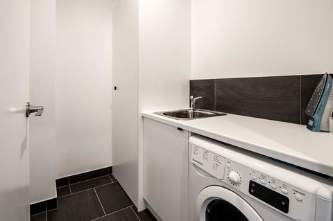 Change Overnight - St Kilda Accommodation 24