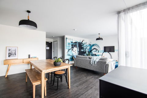 Change Overnight - St Kilda Accommodation 18