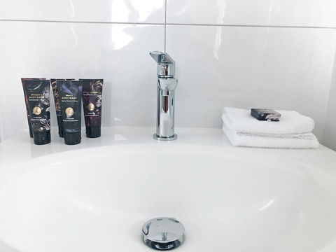 EMBRACING EVANDALE - Hosted By L'Abode Accommodation - St Kilda Accommodation 24