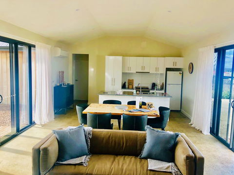 EMBRACING EVANDALE - Hosted By L'Abode Accommodation - St Kilda Accommodation 2