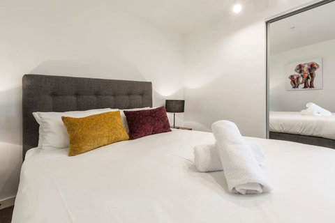 2Bedroom Apartment With Views In Docklands Next To CBD & Marvel Stadium - St Kilda Accommodation 12